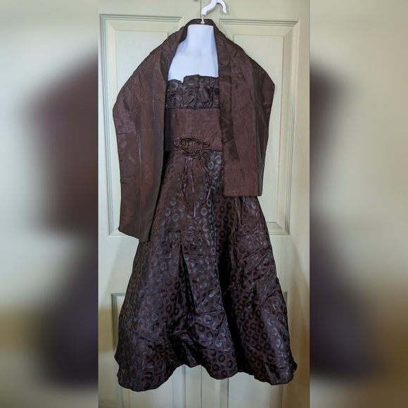 New with tags Girl's Classic Fashion party dress is size 8-9, T6